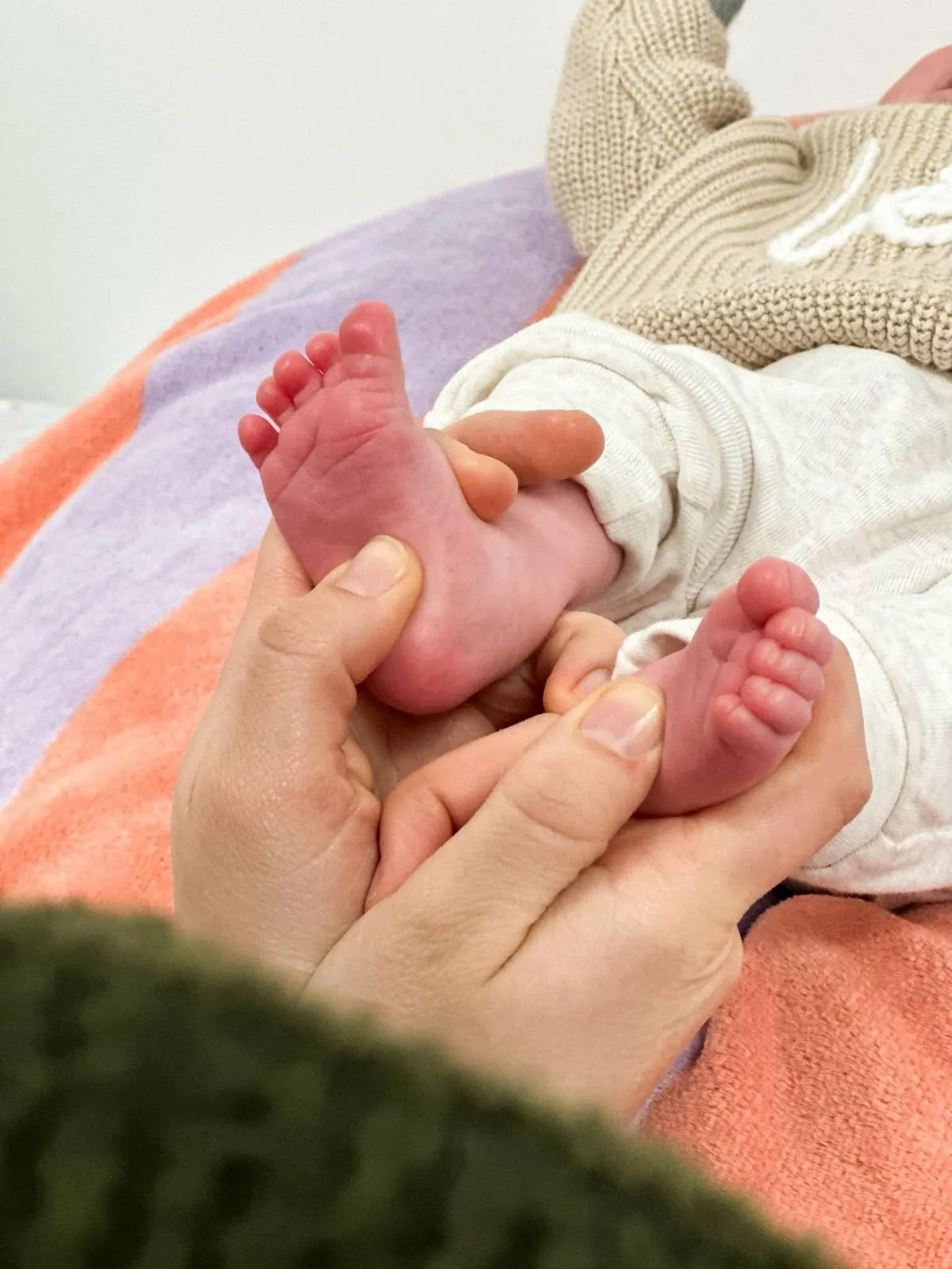 Baby tijdens een voetreflexologie behandeling